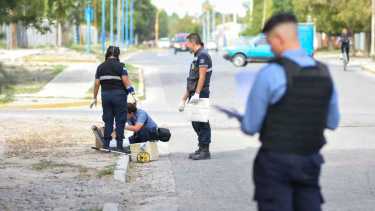 Un joven fue baleado en Roca: los atacantes se dieron a la fuga en moto. Fotos Juan Thomes