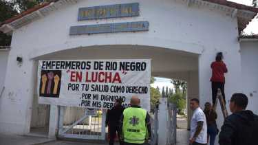 Trabajadores de la salud en Río Negro continúan protestando por "mejores condiciones laborales y salarios dignos". Fotos Juan Thomes.