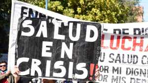 Trabajadores de salud marcharon por Roca en reclamo por una mejora salarial