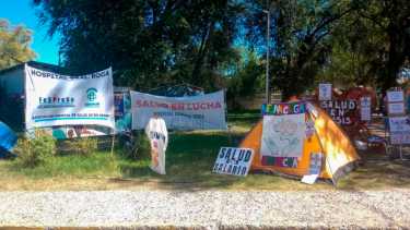 Los trabajadores trasladaron las carpas al frente al ingreso principal del hospital. Foto Juan Thomes