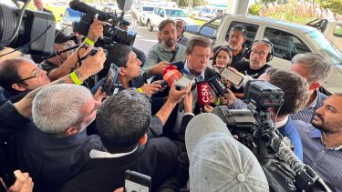 El gobernador dijo ayer que es "optimista de que se puede avanzar, pero depende del texto fino de la ley y de la muñeca negociadora del gobierno central".