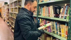 El escritor de Roca que fue elegido para la Feria Internacional del Libro en Buenos Aires