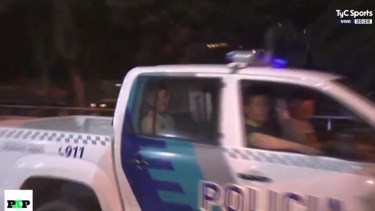 El micro que trasladaba al plantel de Racing se olvidó de Facundo Mura y lo llevó la policía.
