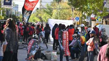 Organizacione sociales acampan frente a la municipalidad de Cipolletti. Foto: Florencia Salto