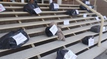 Imagen de Bolsas de residuos en la escalera de Ciudad Judicial de Roca por el Día de la Mujer