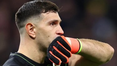Dibu Martínez fue titular en la derrota por goleada del Aston Villa.