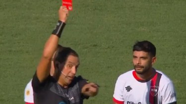Éver Banega fue expulsado tras el gol del Tomba.