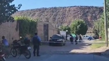 La víctima fue hallada dentro de su vehículo, en el oeste de Neuquén. Foto: gentileza ADN Sur. 