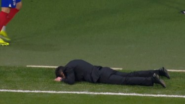 Simeone terminó en el césped tras un gol errado por el Atlético de Madrid.