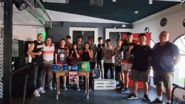 Pasó la ceremonia del pesaje y ahora llega el momento de boxear en el gimnasio Tricolor.