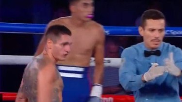 El árbitro decidió suspender el combate tras los incidentes. Foto: TyC Sports.