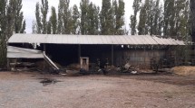Imagen de Incendio en un aserradero cercano a la base de Pehuenche, en Centenario: el fuego está controlado