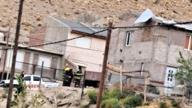 Destrozos y una familia evacuada por el viento en Chos Malal. Foto: Juan Carlos Parada. 