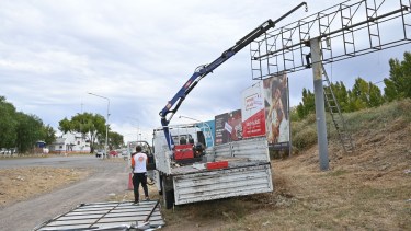 Quitan cartelería no autorizada en el ingreso al puente carretero Cipolletti - Neuquén. Foto: Florencia Salto