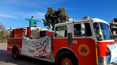 Los Bomberos pasearon a Jere por las calles de la ciudad. Foto: Gentileza Francisco Espinosa Chaina.
