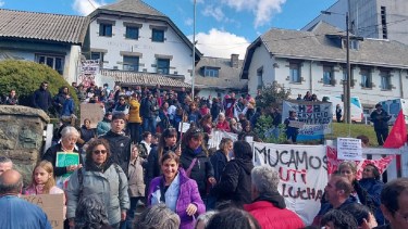 Paro de Salud en Río Negro: cientos de personas realizaron un abrazo simbólico al hospital de Bariloche