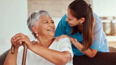 Los adultos mayores, ocasionalmente, necesitan de la atención constante de personal especializado.-