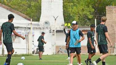 Gustavo Noto dirigió su primer amistoso en Cipolletti. (Foto: Florencia Salto)