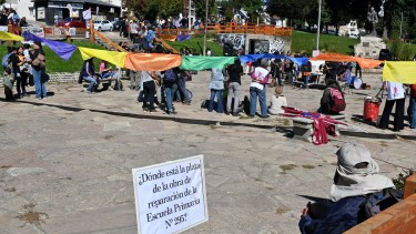 Unter empezó su primer día de paro con una abrazo simbólico a una escuela en obra y terminó con una actividad cultural en la zona del Ñireco. Foto: Chino Leiva
