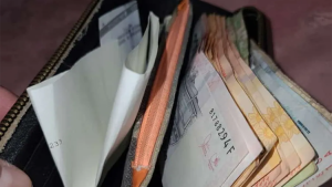 Encontró una billetera con mucha plata en Roca y busca a su dueña para devolverla