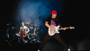 En pleno recital en bajista del grupo, Mark Hoppus lanzó un divertido comentario refiriendo al triunfo de la Argentina en la final del mundo.