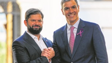 El presidente chileno, Gabriel Boric, recibió ayer en el Palacio de la Moneda, de Santiago, al jefe de Gobierno español, Pedro Sánchez. Foto AP. 