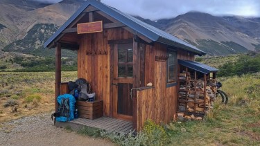 Recorren la Patagonia en bici y en un parque nacional los esperaba la sorpresa más linda