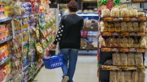 Imagen de El salario formal quedó por debajo de la línea de pobreza, según datos del Indec