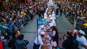 Bariloche: la barra de chocolate más larga del Mundo y un show de música y luces en el Centro Cívico