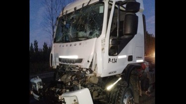 Fuerte choque entre dos camiones en Cinco Saltos, sobre la Ruta 151 