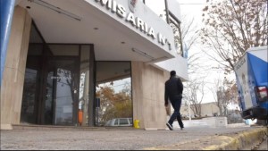 Policía hirió de gravedad de un balazo por la espalda a un joven que huía, en Neuquén