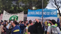 Imagen de Trabajadores de Aerolíneas Argentinas protestaron frente a Aeroparque antes de los 500 cortes en todo el país contra Milei