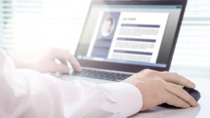 Tres pasos para hacer un currículum vitae perfecto y destacar en una postulación laboral