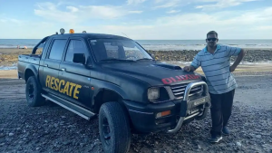 Rescató 700 vehículos varados en el mar, perdió el suyo y no le pagaron