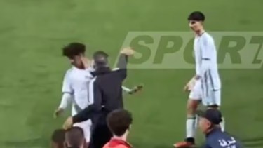 El técnico de Argelia abofeteó a sus jugadores en medio de una fuerte discusión con el elenco rival.