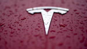 Extrabajador de Tesla logró un acuerdo en una demanda por discriminación en Estados Unidos