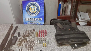 Armas, chalecos balísticos y balas: así fue el allanamiento donde detuvieron a dos personas, en Roca