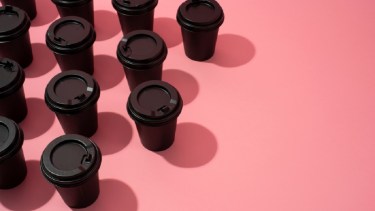 La segunda ciudad de Dinamarca diseñó un plan para combatir la contaminación por vasos de café. Imagen de freepik