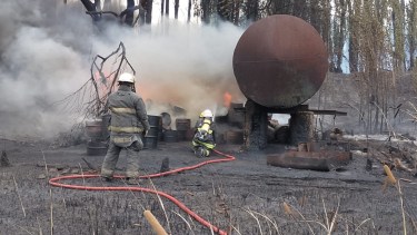 Las llamas avanzan sobre un acopio de combustible. Foto gentileza