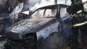Un incendio consumió por completo una vivienda y tres autos a la vera de la Ruta 22, en Senillosa