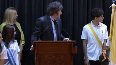 Dos alumnos se desmayaron en pleno discurso de Milei: «Nombrar a comunistas trae problemas», bromeó