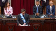 Imagen de Milei en el Congreso y #LaCastaErasVos como respuesta de la oposición en redes sociales