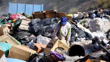 La cooperativa trabaja en la nave de reciclaje del Complejo Ambiental Neuquén (foto Matías Subat)
