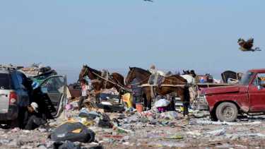 Una chata bordó, carretas de caballo y los carroñeros al acecho en el cielo. Por ahí, camina una niña. Foto Matías Subat.