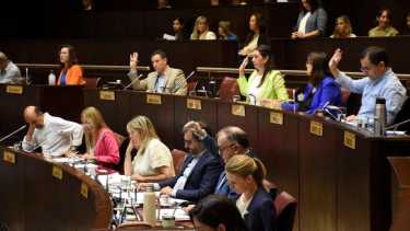 Según los datos del ministerio de Economía, un maestro o maestra de Neuquén que recién se inicia cobrará 557.000 pesos en abril. Foto Matias Subat.