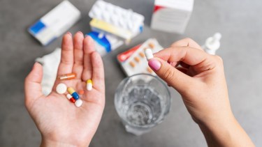 La jubilada necesita urgente sus medicamentos. 