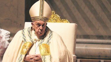 Ayer, el papa Francisco lideró la liturgia en la basílica de San Pedro y al finalizar saludó a los fieles. Foto AFP. 