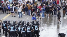 Imagen de 500 cortes piqueteros: gases lacrimógenos y piedrazos entre manifestantes y  Prefectura en puente Pueyrredón