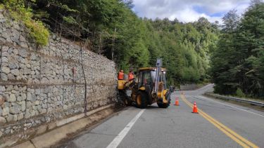 Llevan adelante reparaciones en la Ruta 40, en el camino de los Siete Lagos. Foto: Gentileza Vialidad Nacional.  
