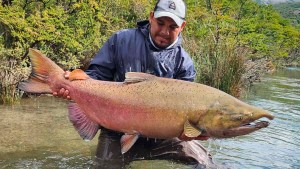 Pescó un salmón de 33 kilos en un paraíso escondido de la Patagonia: «Este lugar es una locura»